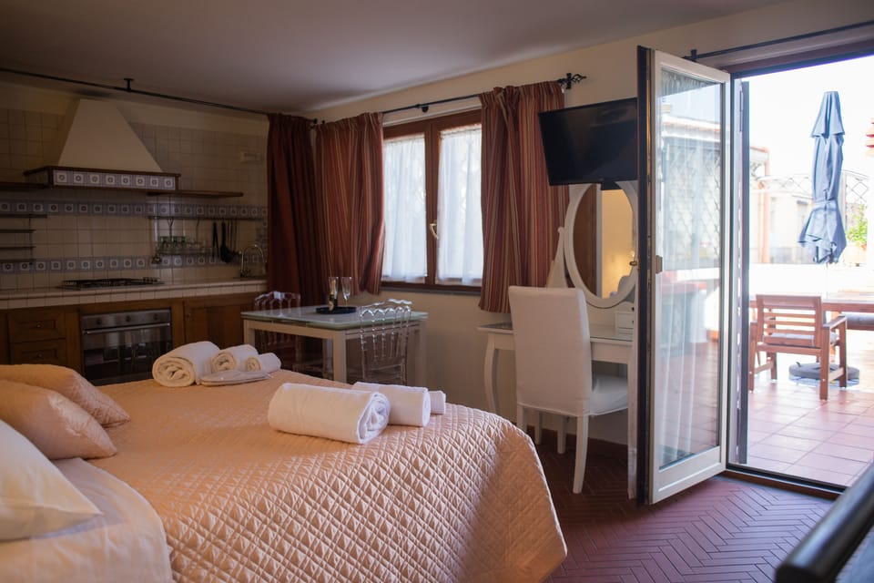 Panoramic Studio Suite, Terrace, City View (Pesco) | Minibar, individually decorated, individually furnished, desk