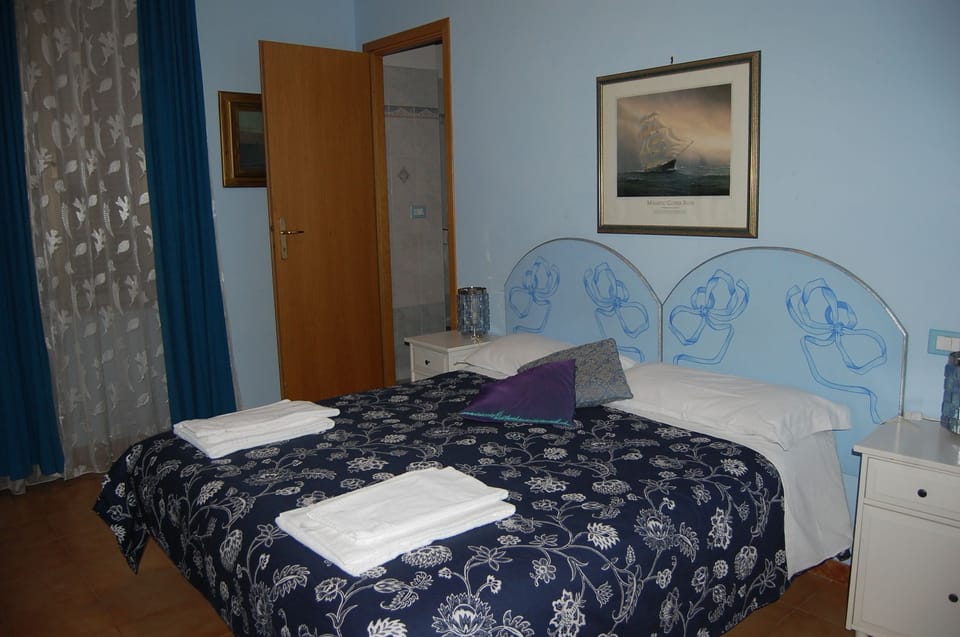 In-room safe, desk, free WiFi