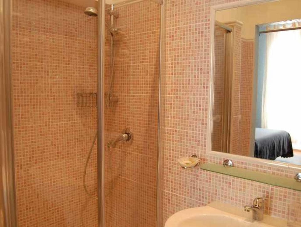 Shower, towels