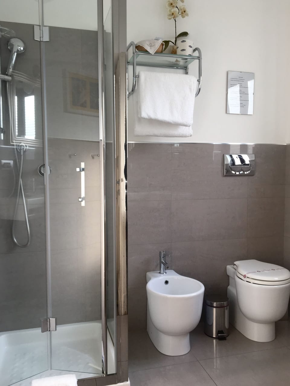 Double Room | Bathroom | Shower, rainfall showerhead, free toiletries, hair dryer