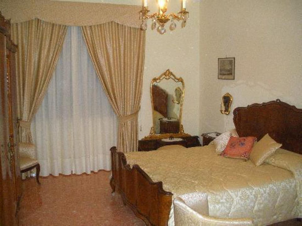 Camera Classica Vista Città, 1 letto king con bagno condiviso | Iron/ironing board, free WiFi, bed sheets