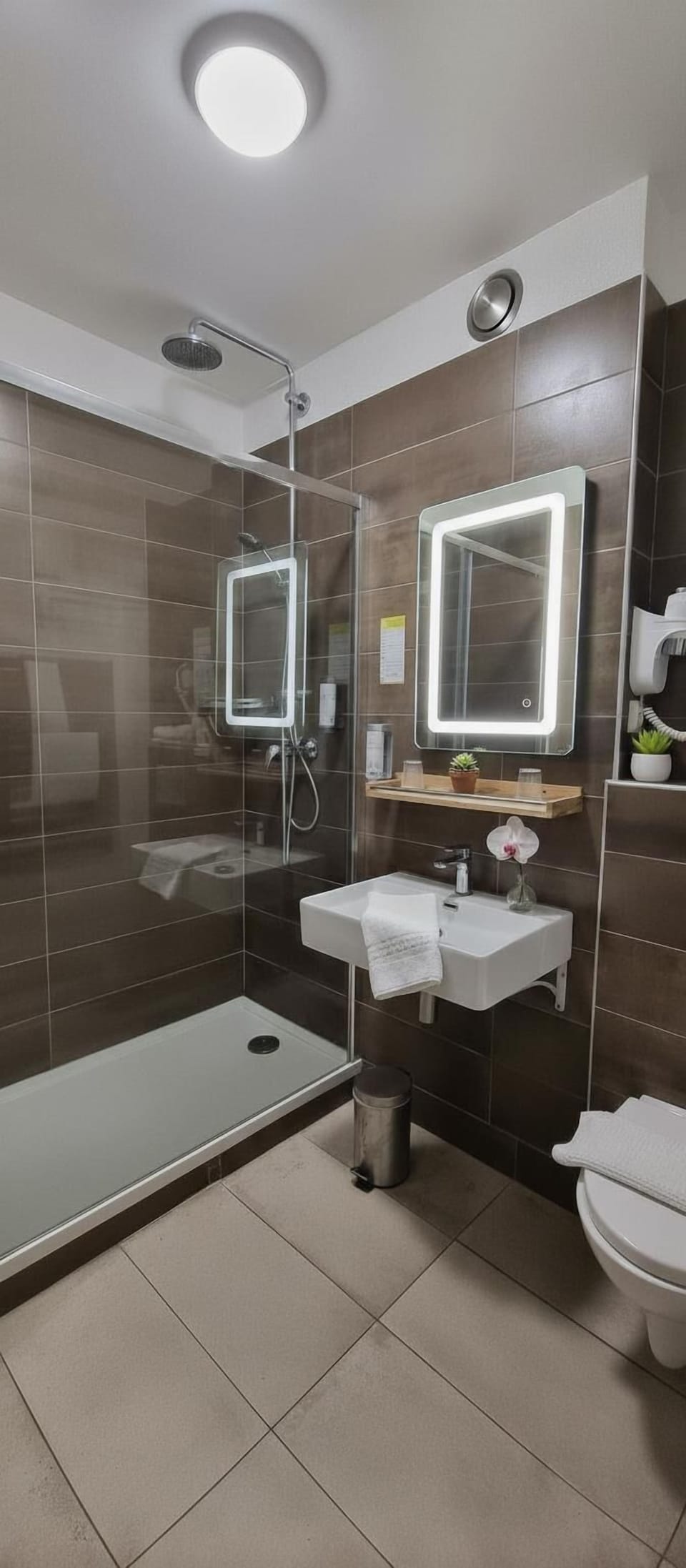 Spring water tub, free toiletries, hair dryer, towels