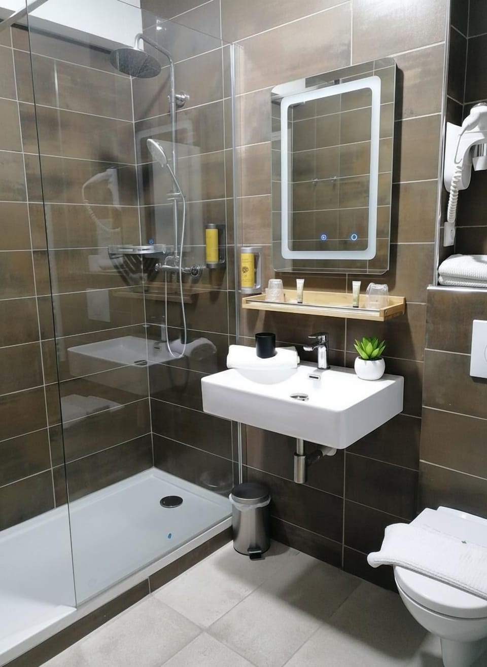 Spring water tub, free toiletries, hair dryer, towels