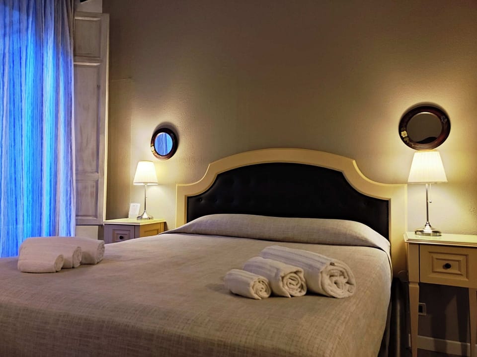 Standard Room | In-room safe, desk, blackout drapes, soundproofing