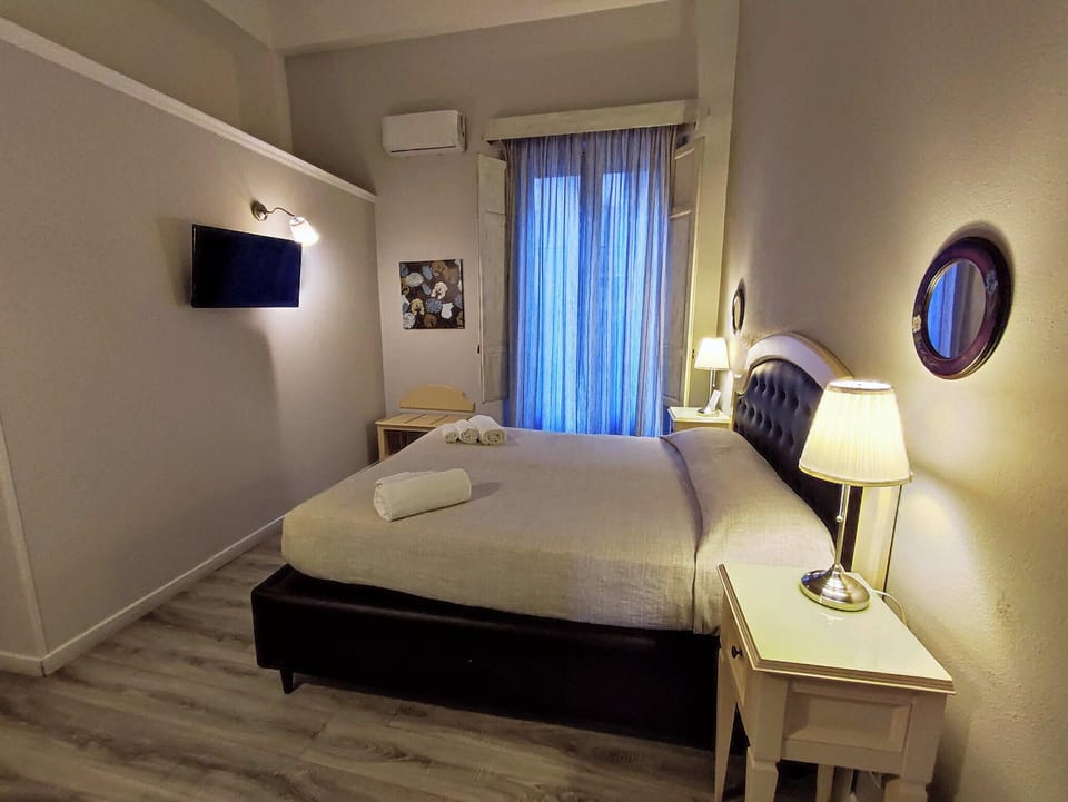 Standard Room | In-room safe, desk, blackout drapes, soundproofing
