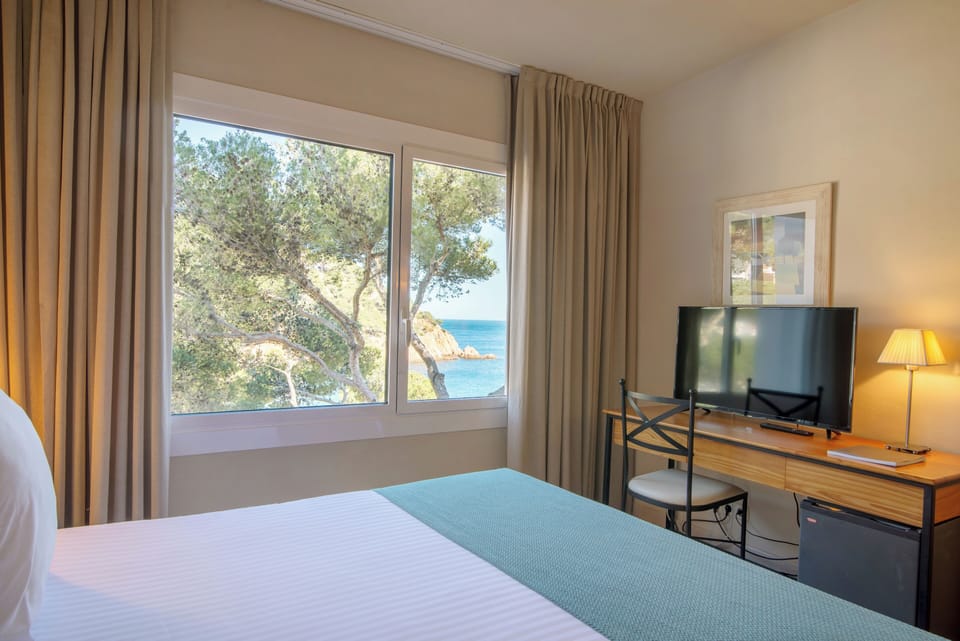 Habitación doble vistas al mar ventana | Premium bedding, minibar, in-room safe, desk
