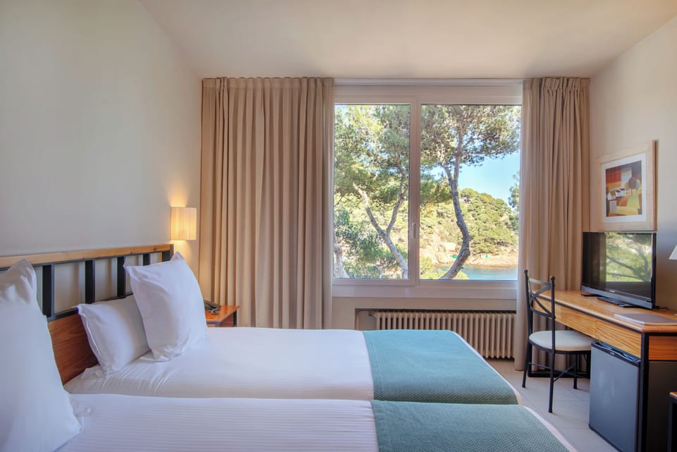 Habitación doble vistas al mar ventana | Premium bedding, minibar, in-room safe, desk