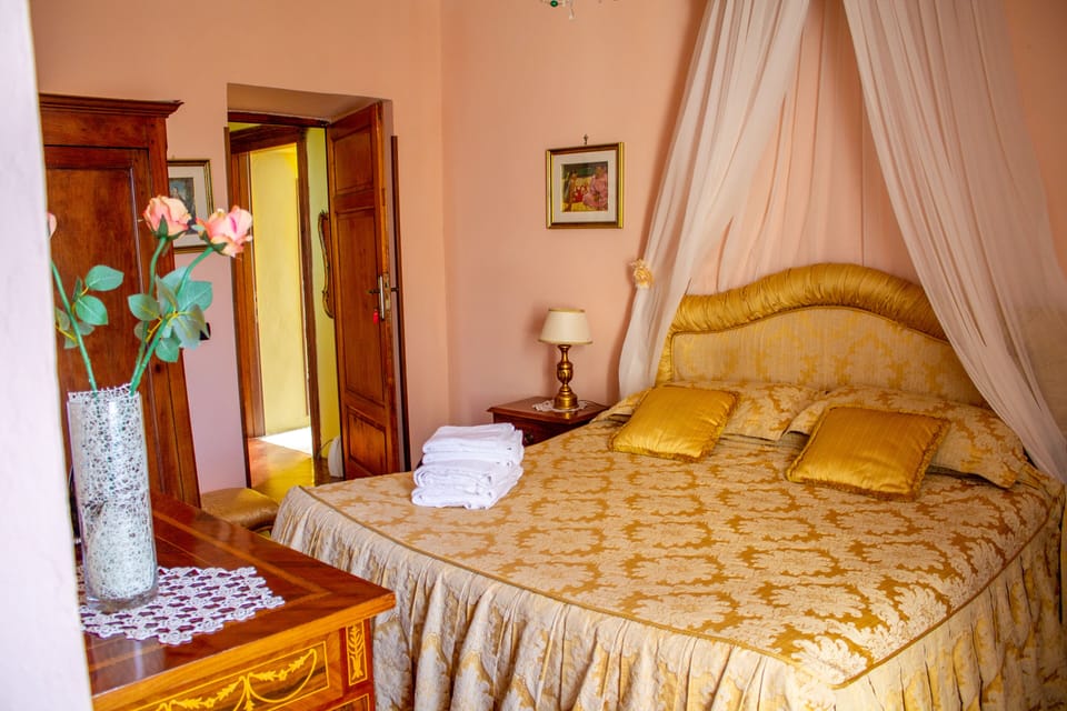 Double Room Gold | Individually decorated, individually furnished, free WiFi, bed sheets