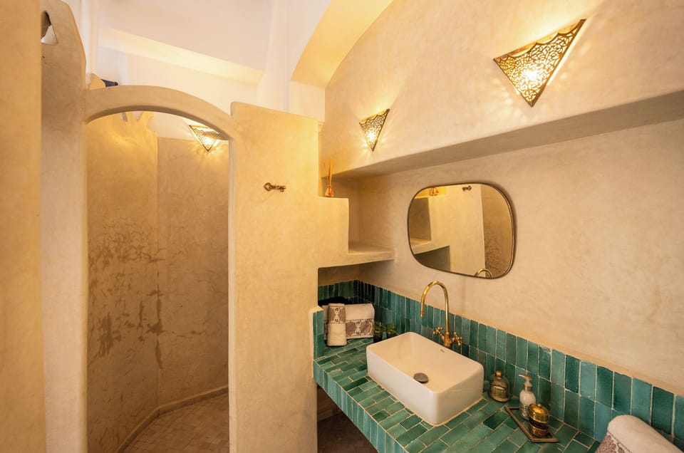 Deluxe Double or Twin Room | Bathroom | Free toiletries, hair dryer, towels, shampoo