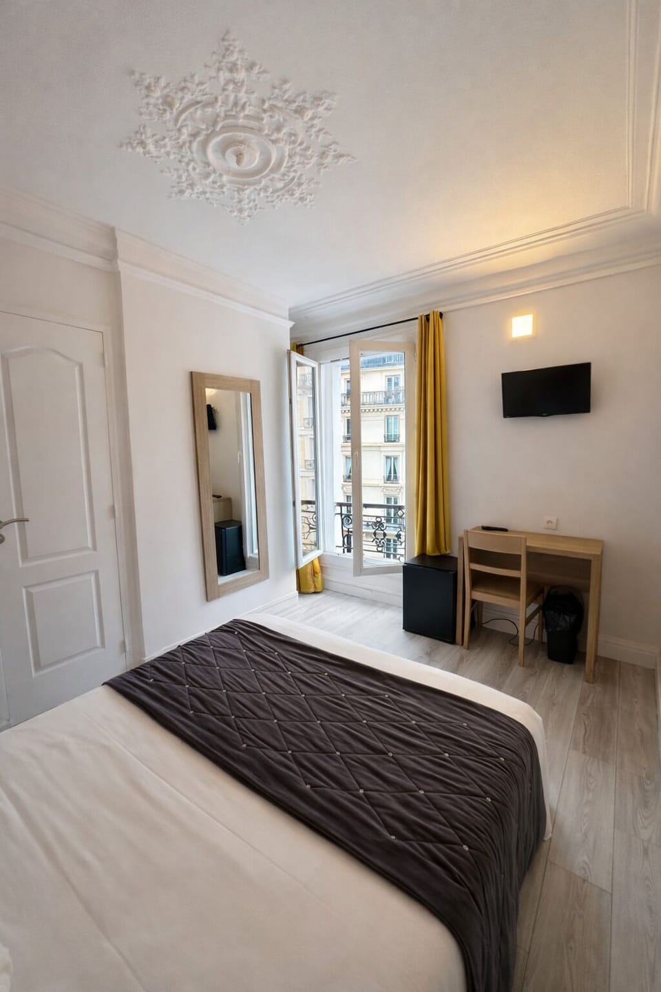 Classic Double Room | Bathroom | Free toiletries, hair dryer, towels