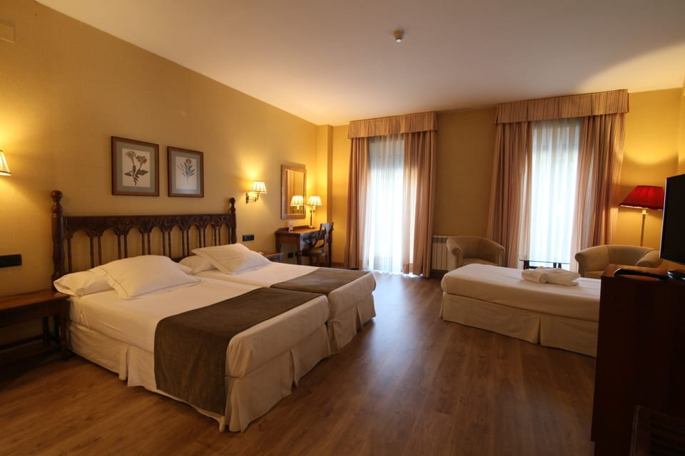 Triple Room | In-room safe, desk, free WiFi, bed sheets