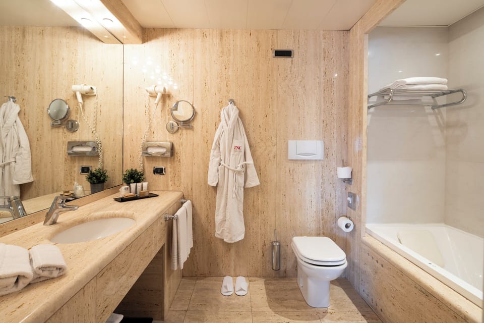 Superior Double Room | Bathroom | Combined shower/tub, free toiletries, hair dryer, bidet