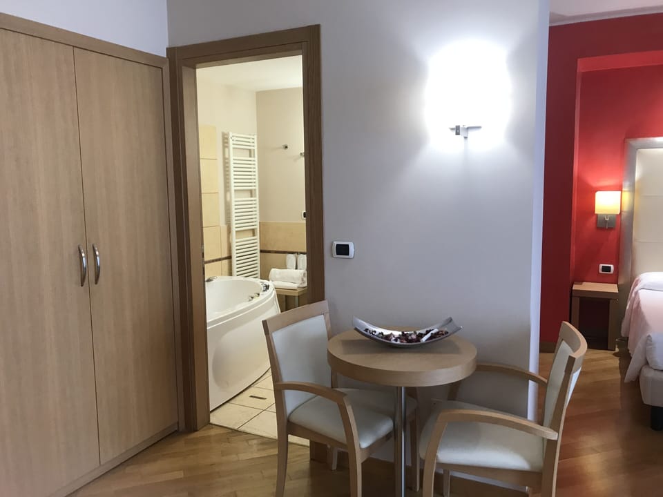 Junior Suite | Bathroom | Free toiletries, hair dryer, bidet, towels