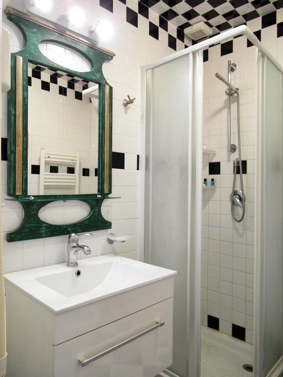Shower, free toiletries, hair dryer, bidet