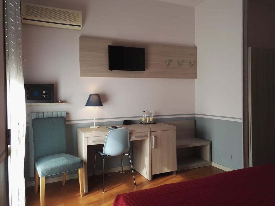 Minibar, in-room safe, desk, free WiFi