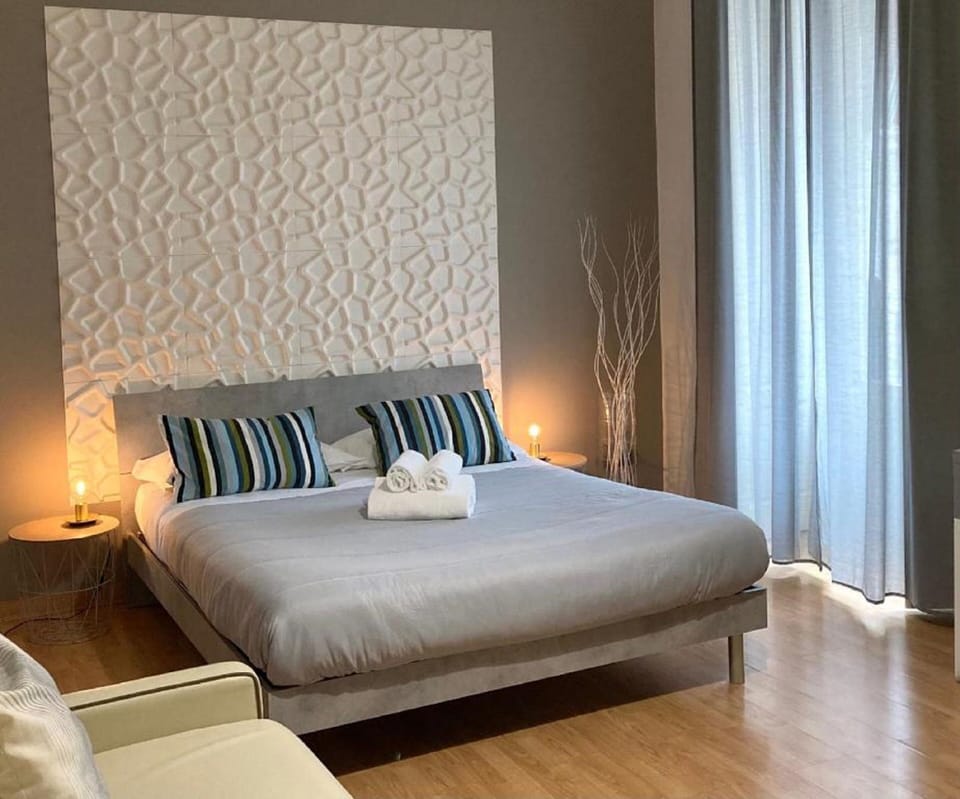 Deluxe Room, 1 Bedroom, Balcony, City View | Frette Italian sheets, premium bedding, down comforters