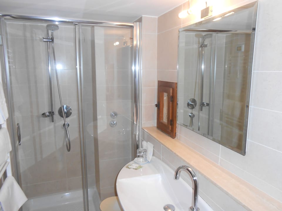 Shower, free toiletries, hair dryer, bidet