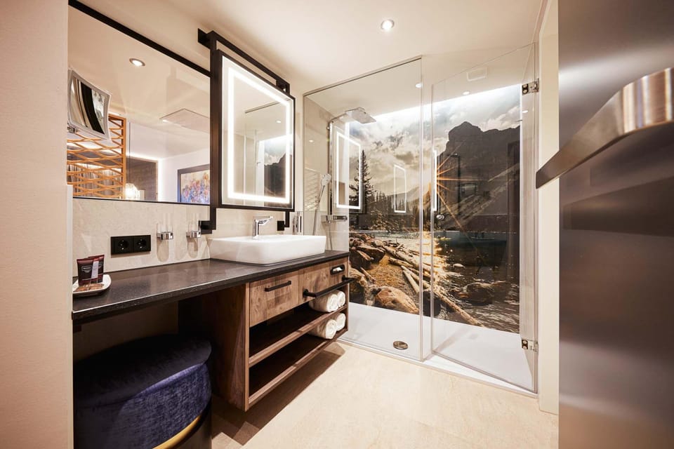 Design Junior Suite | Bathroom | Eco-friendly toiletries, hair dryer, bathrobes, slippers