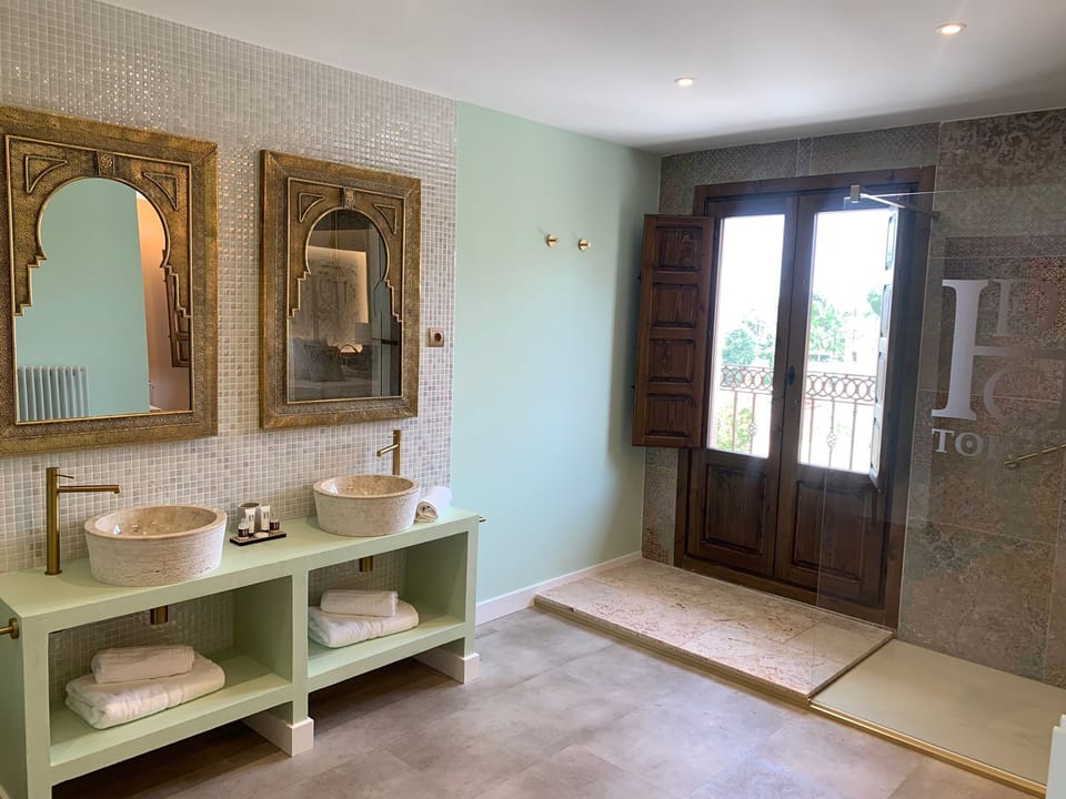 Deluxe Room | Bathroom | Free toiletries, towels