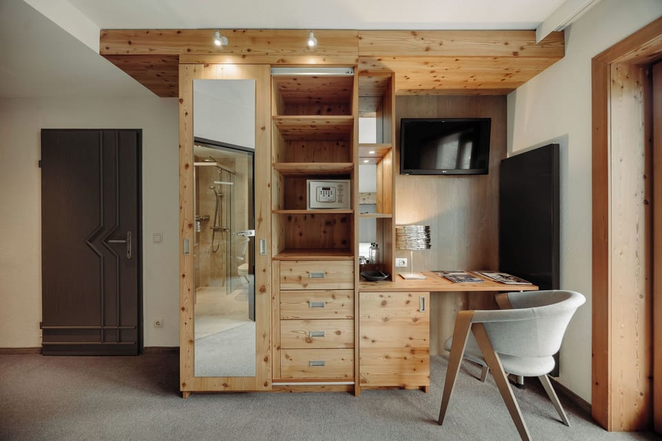 Single Room, Balcony | Hypo-allergenic bedding available, minibar, in-room safe