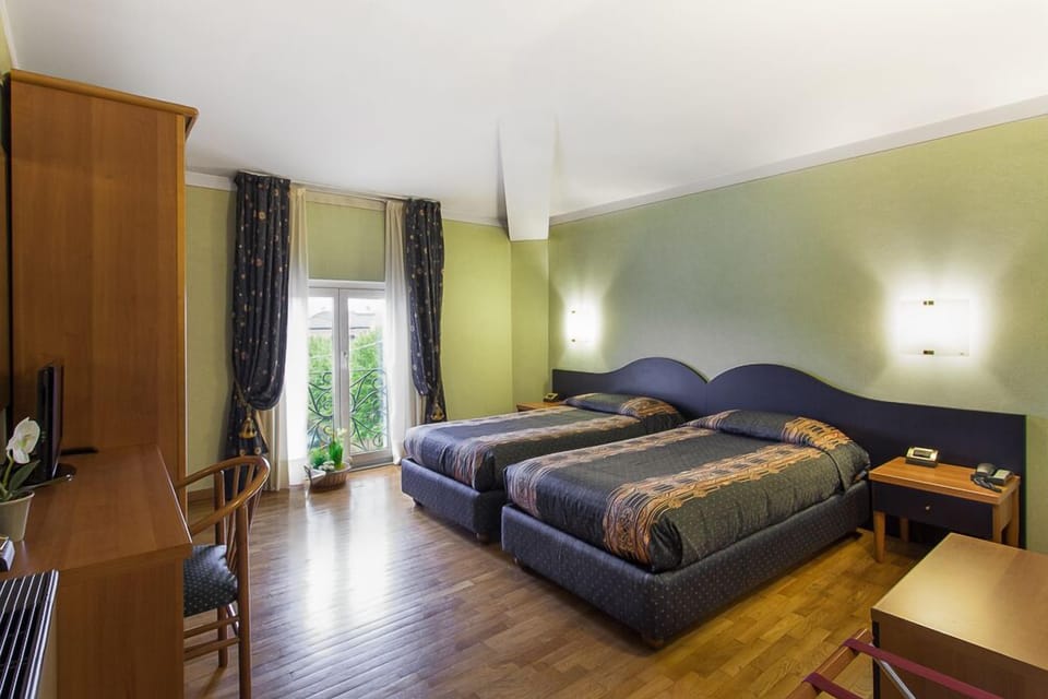 Minibar, desk, soundproofing, free WiFi