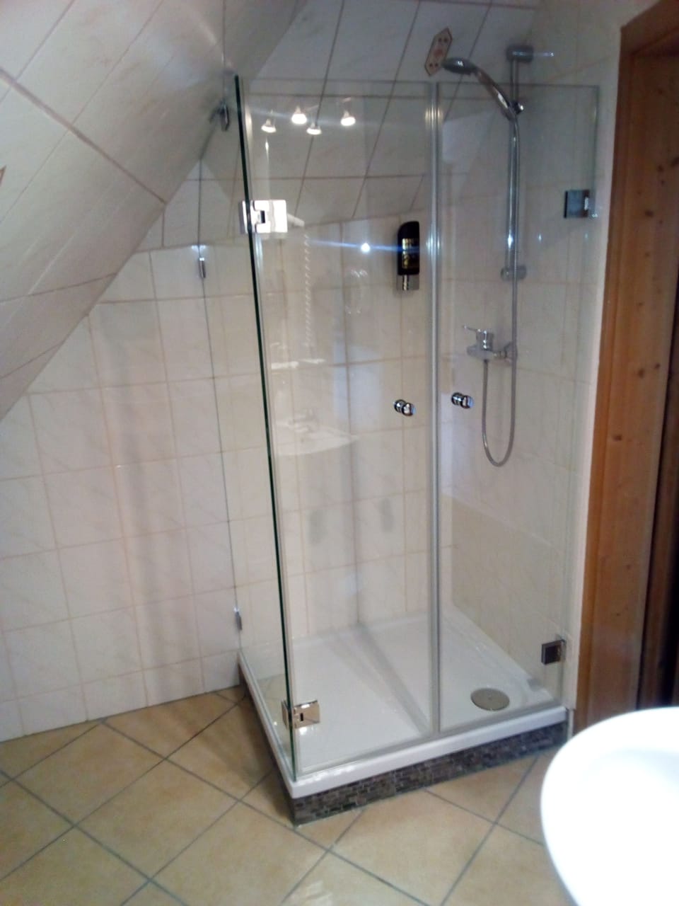 Standard Double Room, Non Smoking | Bathroom | Shower, free toiletries, hair dryer, towels