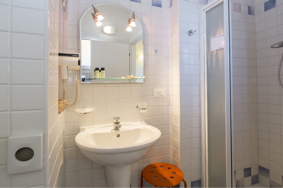 Camera piccola con balone | Bathroom | Shower, free toiletries, hair dryer, bidet