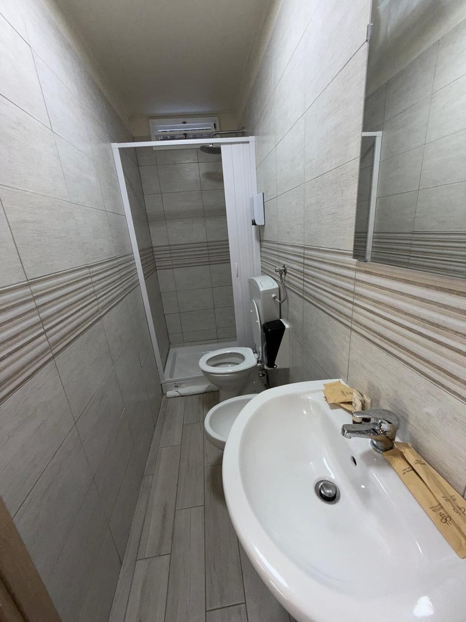 Bungalow for 3 people | Bathroom | Shower, free toiletries, hair dryer, towels