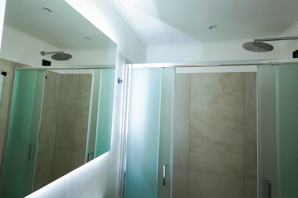 Economy Twin Room | Bathroom | Shower, rainfall showerhead, free toiletries, hair dryer