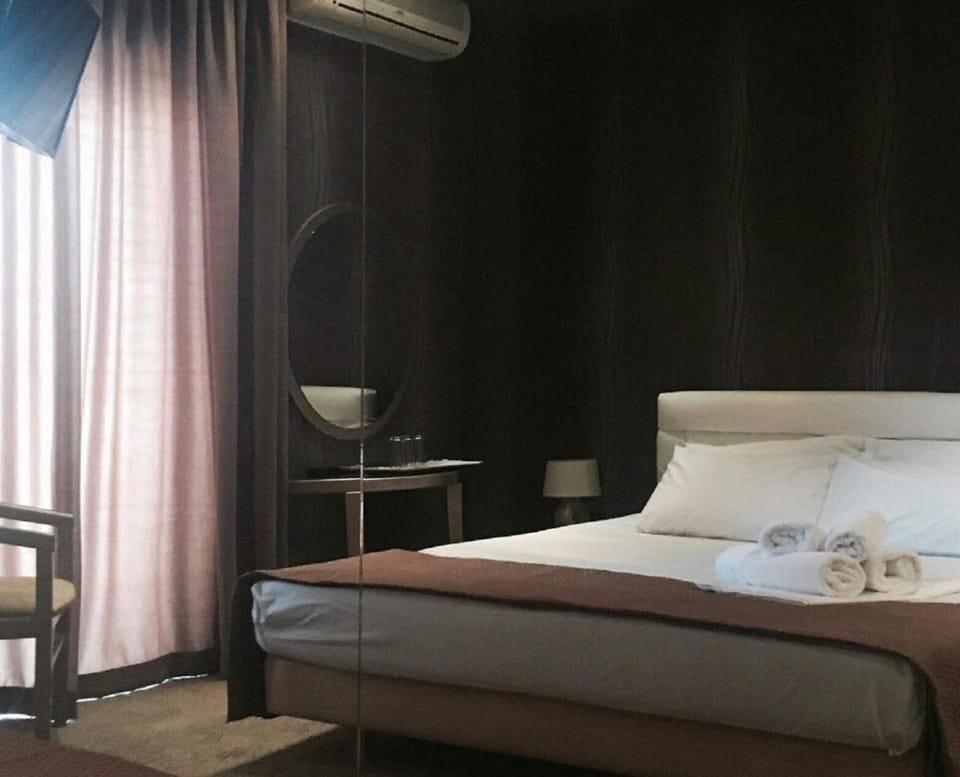 Desk, soundproofing, iron/ironing board, free WiFi