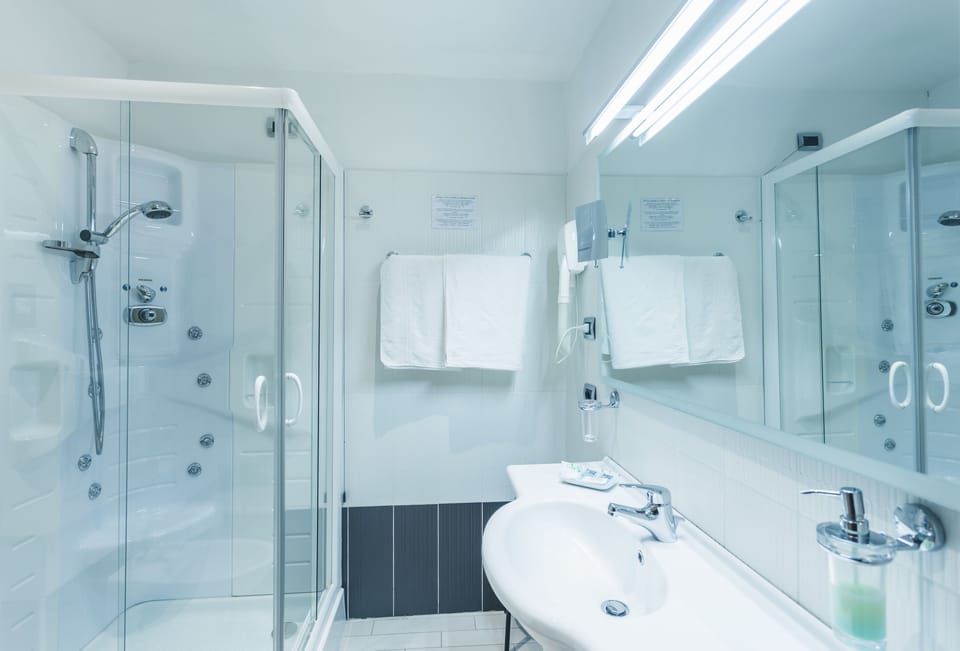 Shower, rainfall showerhead, free toiletries, hair dryer