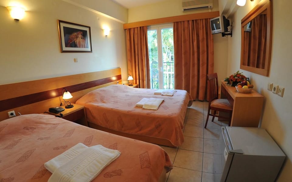 Triple Room | Desk, free cribs/infant beds, free WiFi