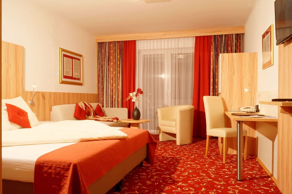 Double Room | Minibar, in-room safe, individually decorated, individually furnished
