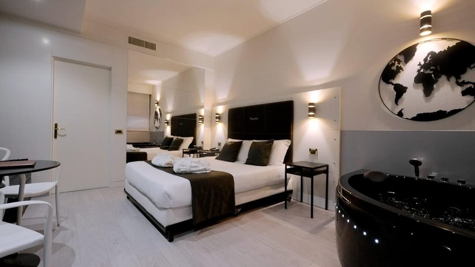 Elite Suite, Hot Tub | Egyptian cotton sheets, premium bedding, down comforters, minibar
