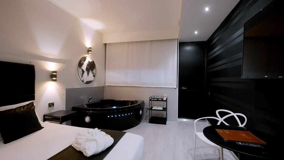 Elite Suite, Hot Tub | Egyptian cotton sheets, premium bedding, down comforters, minibar