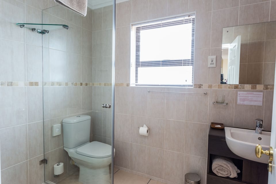 Deluxe Room, Sea View | Bathroom | Free toiletries, hair dryer, bathrobes, towels