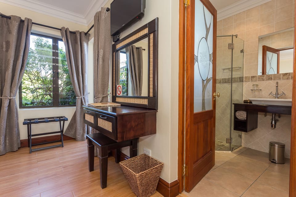 Superior Double Room | Bathroom | Free toiletries, hair dryer, bathrobes, towels