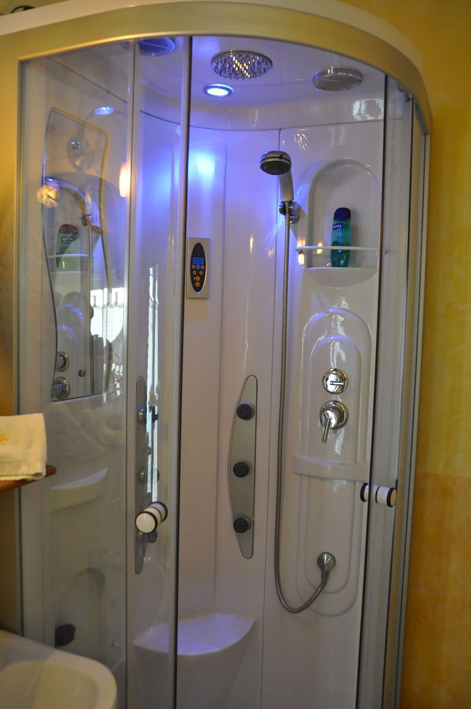 Double Room | Bathroom shower