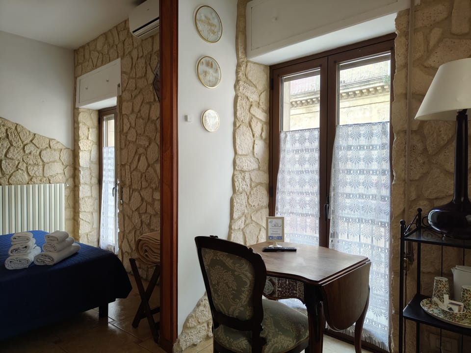 Double Room | Desk, soundproofing, free WiFi, bed sheets