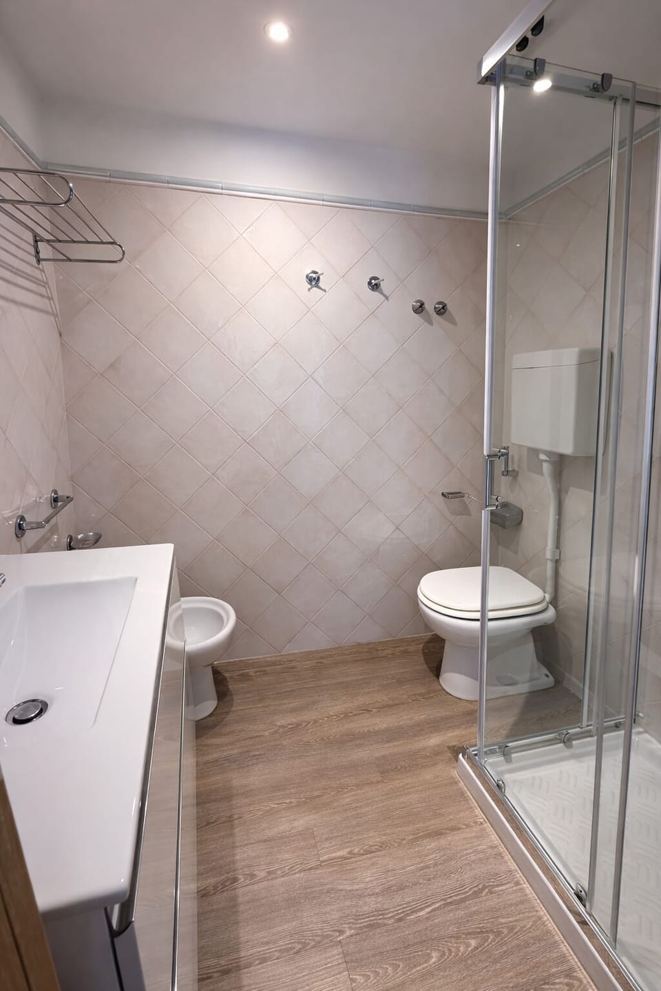 Double Room with a French bed | Bathroom | Shower, free toiletries, hair dryer, slippers