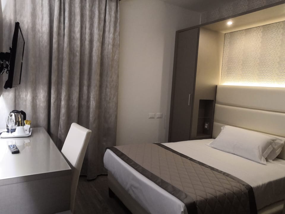 Superior Single Room | Minibar, in-room safe, desk, blackout drapes