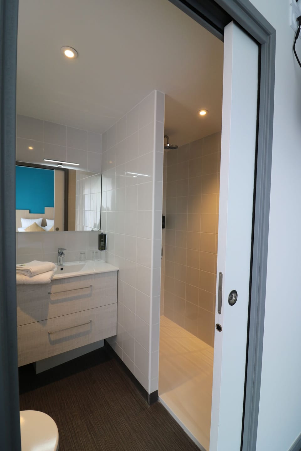 Shower, rainfall showerhead, free toiletries, hair dryer