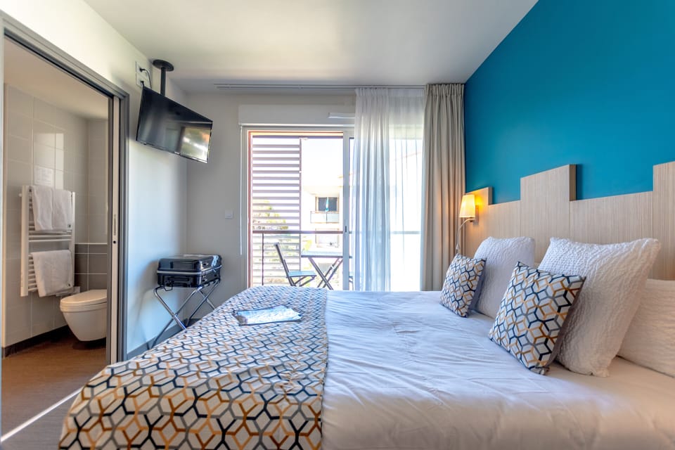 Superior Double Room, Balcony | In-room safe, desk, laptop workspace, blackout drapes