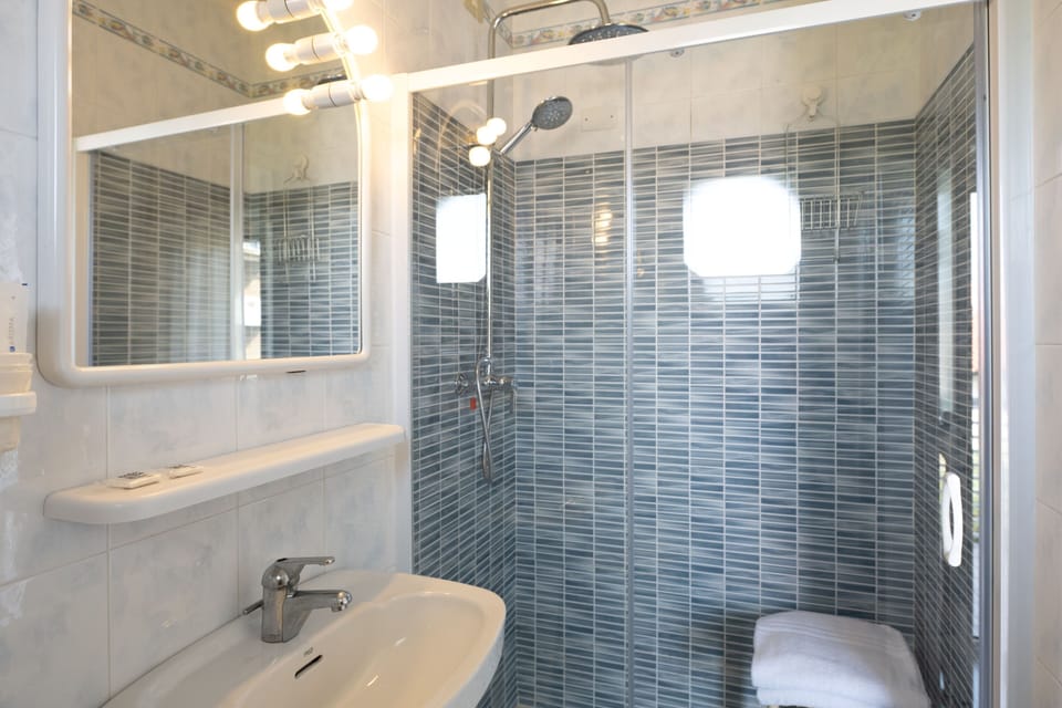 Superior Room | Bathroom | Shower, free toiletries, hair dryer, bidet