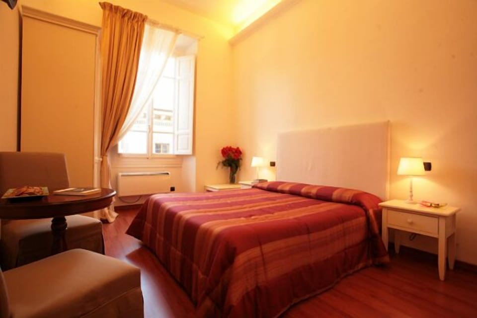 Apartment | Hypo-allergenic bedding available, desk, blackout drapes