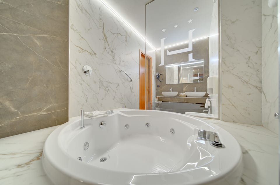 SUITE CON VASCA IDROMASSAGGIO | Bathroom | Free toiletries, hair dryer, bathrobes, bidet