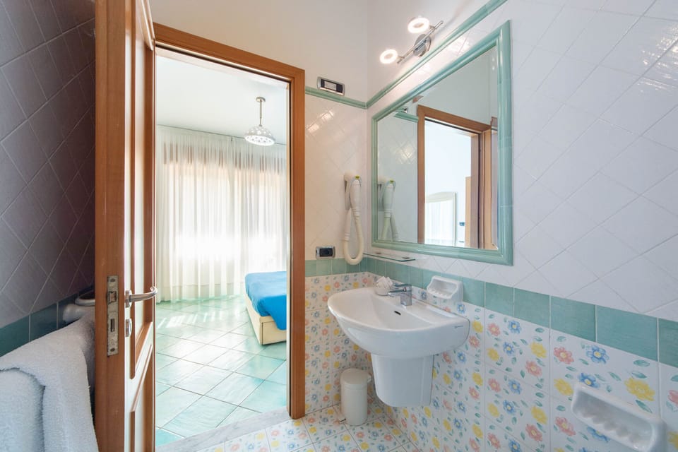 Deluxe Double Room, Balcony | Bathroom | Shower, hair dryer, bidet, towels