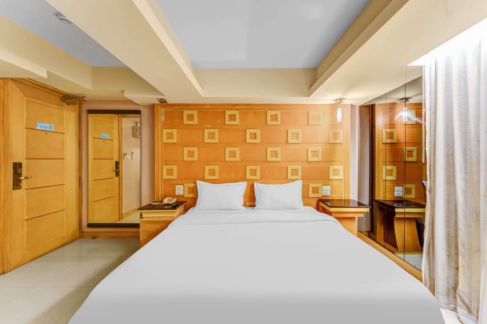 Deluxe Room | In-room safe, desk, soundproofing, iron/ironing board