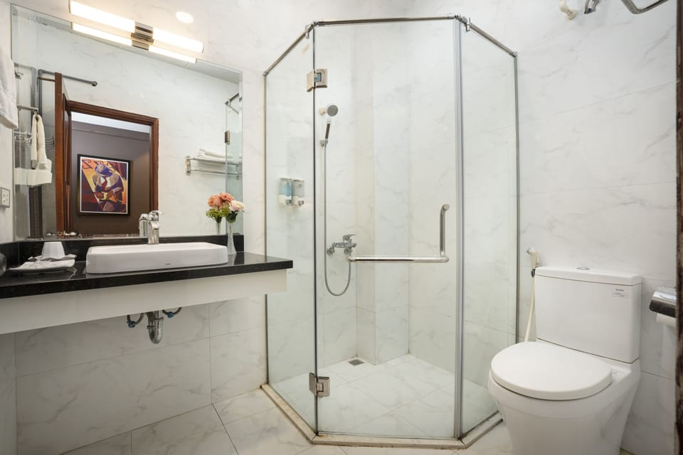 Superior Double Room | Bathroom | Shower, rainfall showerhead, free toiletries, hair dryer