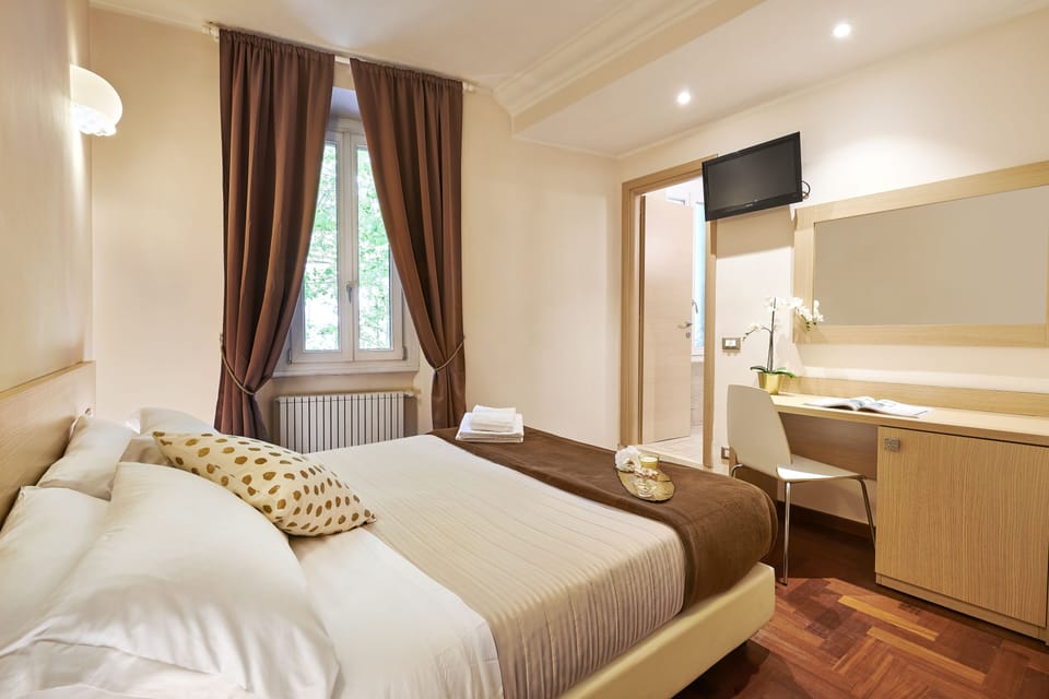 Double Room | Desk, free WiFi, bed sheets